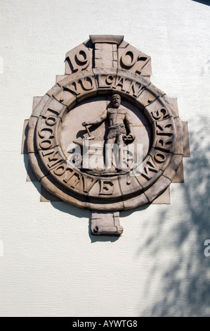 Emblema di pietra in rilievo sulla terrazza di estremità nei locali di vulcan vilage alloggiamento newton-le-Willows MERSEYSIDE REGNO UNITO Foto Stock