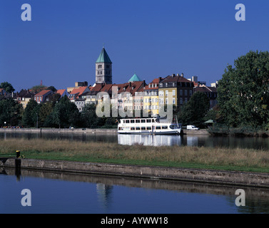 Stadtansicht, Uferpromenade, Ausflugsdampfer, Mainpromenade mit Heilggeistkirche in Schweinfurt, Principale, Unterfranken, Bayern Foto Stock