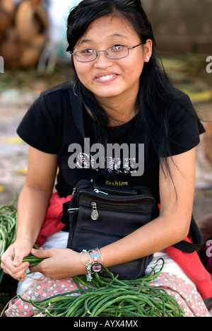 Ragazza nel mercato suva Figi suva Foto Stock