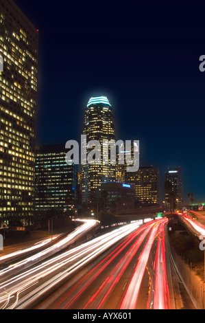Autostrada il traffico nel centro cittadino di Los Angeles Foto Stock