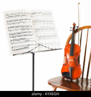 Spartito musicale e violino il music stand Foto Stock