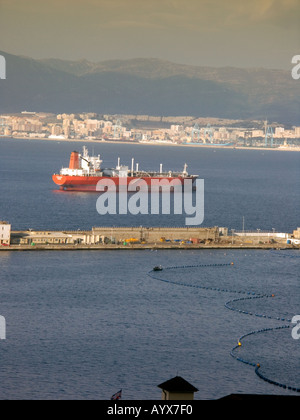 La baia di Gibilterra il trasporto merci nave petroliera di spedizione yacht a vela barca a vela Queensway Bay Wharf di Gibilterra Gibilterra in Europa Foto Stock