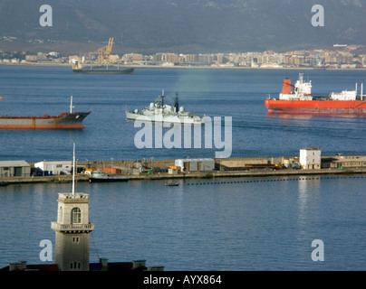 Tipo 42 cacciatorpediniere HMS Exeter D89 di lasciare il porto di Gibilterra per manovre Foto Stock