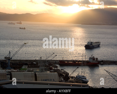 Tramonto sulla baia di Gibilterra, Queensway Wharf, Gibilterra, Europa, cloud nolo della nave cisterna di spedizione barca Cantiere cantieri navali Foto Stock