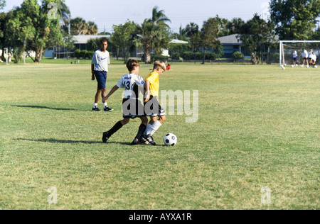 Kids Soccer team, ragazze e ragazzi insieme, con pullman abilità di insegnamento, il lavoro di squadra, teamspirit, Melbourne Florida Foto Stock