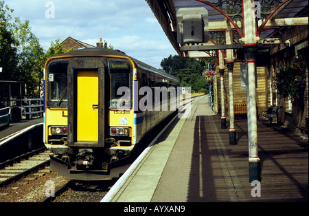 Servizio ferroviario locale da Lowestoft a Ipswich arrivando a a Saxmundham a est la linea di Suffolk, Regno Unito. Foto Stock