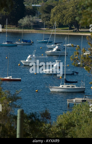 Tranquillo paesaggio di imbarcazioni ormeggiate lungo il fiume Swan di Perth, Western Australia Foto Stock