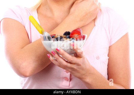 Giovane donna mangiare cereali Modello rilasciato Foto Stock