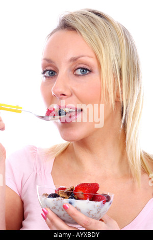 Giovane donna mangiare cereali Modello rilasciato Foto Stock