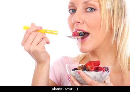 Giovane donna mangiare cereali Modello rilasciato Foto Stock