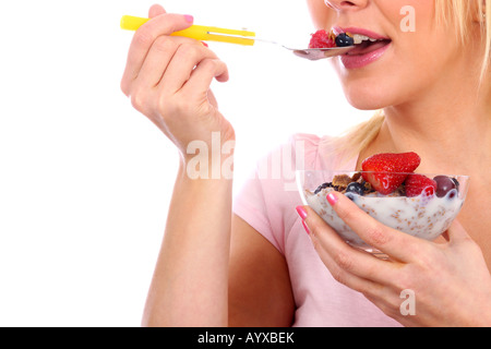 Giovane donna mangiare cereali Modello rilasciato Foto Stock