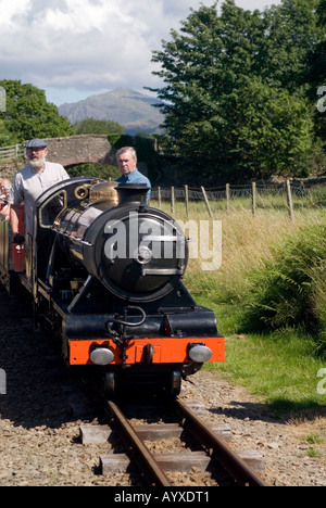 Un treno a vapore o a motore sul Ravenglass e Eskdale railway in Cumbria, nel Regno Unito. Foto Stock