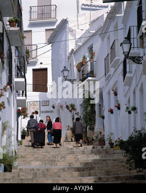 Steile enge Gasse, weisse Haeuser, weisse Stadt, Menschen auf einer Treppe in einer engen Gasse, Frigiliana, Malaga, Andalusien Foto Stock