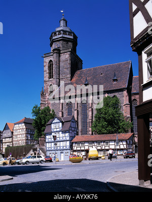 Marktplatz mit Fachwerkhaeusern und Marienkirche in Homberg (Efze), Hessisches Bergland, Assia Foto Stock