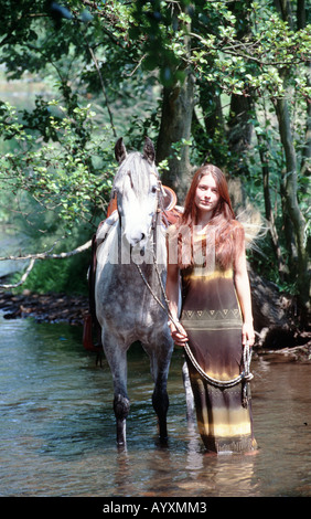 Junge Frau mit Araber Vollblutpferd Fluss im Sommer Maedchen und Pferde Araber modello posa Mensch und Pferd Foto Stock