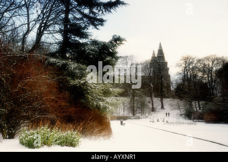 St Machars cattedrale, Aberdeen Scotland avvolta da un inverno di paesaggi innevati. Foto Stock
