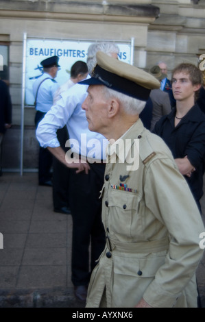 RAAF ufficiale della RAF pensionati in uniforme tropicale Anzac Day Foto Stock