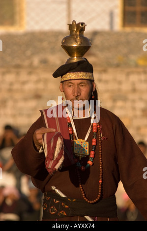 Maschio Ladhaki ballerini eseguono la danza di birra durante il Festival di Ladakh Leh Jammu Kashmir India Foto Stock