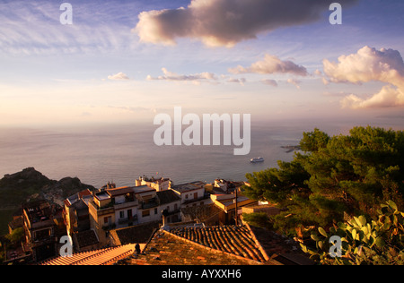 Alba sulla baia di Naxos Sicilia Castlemola Foto Stock