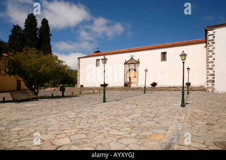 Ampio cortile in ciottoli e chiesa in Tenerife Foto Stock