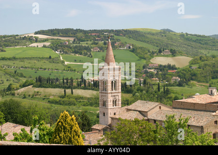 Campagna attorno a Urbino, una città rinascimentale nelle Marche Italia casa natale di Raffaello Santi del famoso pittore Foto Stock