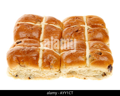 Pane appena sfornato gustoso fruttato di pasqua tradizionale Hot Cross panini isolata contro uno sfondo bianco con un tracciato di ritaglio e nessun popolo Foto Stock