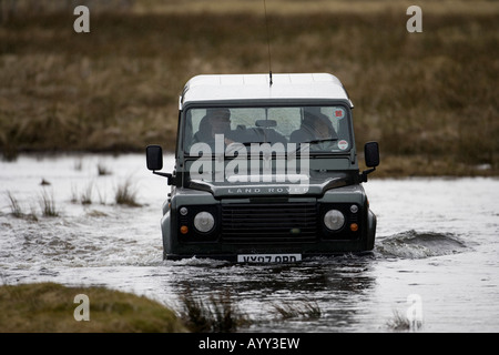 Valutazione fotografare i cervi rossi in Land Rover guadare il fiume, Alladale station wagon, Scozia Foto Stock