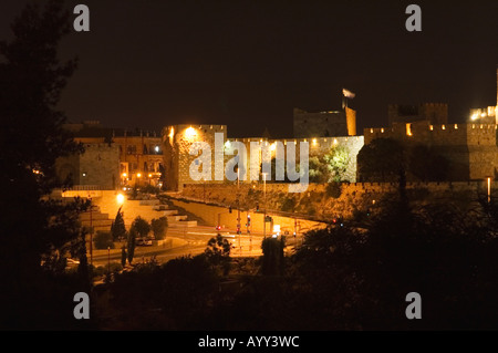 Porta di Jaffa delle mura di cinta della città di Gerusalemme di notte con bandiere che sventolano sulle pareti Foto Stock
