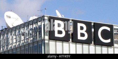 Costruzione di LOGO SU LA NUOVA BBC Scotland HQ A PACIFIC QUAY,sul fiume Clyde a Glasgow, Scotland, Regno Unito. Foto Stock