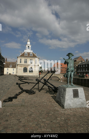 Una statua sul lato della banchina accanto alla Custom House at King s Lynn Foto Stock