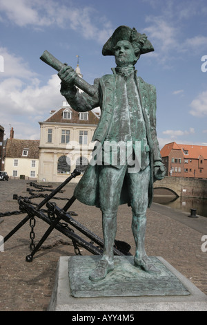 Una statua sul lato della banchina accanto alla Custom House at King s Lynn Foto Stock