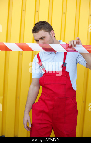 L'uomo la verifica di un cordoncino di cordon Foto Stock