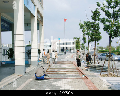 Lavoratori edili in Lingang nuova città vicino a Shanghai in Cina Foto Stock