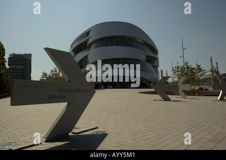 Museo Mercedes Stoccarda con ingresso frecce in primo piano e la fabbrica in background Foto Stock