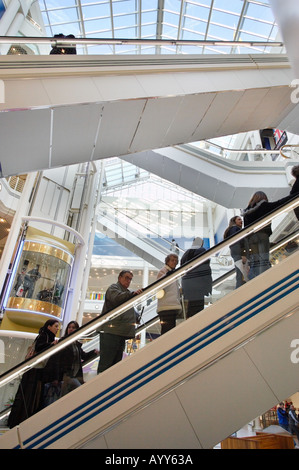 Scale mobili all'interno di Princes Quay shopping center Hull East Yorkshire England Regno Unito Foto Stock