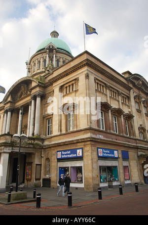 Ufficio informazioni turistiche presso il municipio di Victoria Square, Hull, East Yorkshire, Inghilterra, Regno Unito Foto Stock