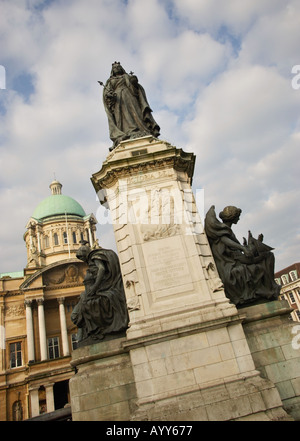 La regina Victoria monumento in Victoria Square Hull East Yorkshire England Regno Unito con il Municipio dietro Foto Stock