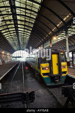 Piattaforme e treno a Paragon stazione ferroviaria, Hull, East Yorkshire, Inghilterra, Regno Unito Foto Stock