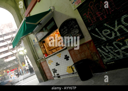 Das Gotische Viertel Barrí Gòtic Altstadt Città Vecchia Gotisches Viertel La Rambla Promenadde Strasse Straße Imbiss un fast food Foto Stock