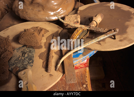 Gli strumenti utilizzati da John Huggins rendendo il rabarbaro Forcers nel suo ceramiche di terracotta, sui suoi vasai ruota, ognuno è fatto a mano. Foto Stock