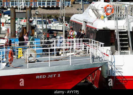 Red Funnel società jet rosso hi speed catamarano di servizio passeggeri a piedi imbarco nave flotta town quay southampton acqua te Foto Stock