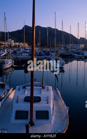 Barche a vela all'alba nella marina a Port de Pollensa Maiorca Isole Baleari Europa Foto Stock