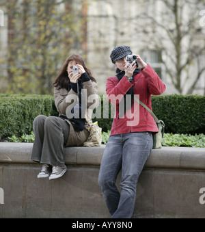 I visitatori di Victoria Square a Birmingham Regno Unito fotografare i paesaggi Foto Stock