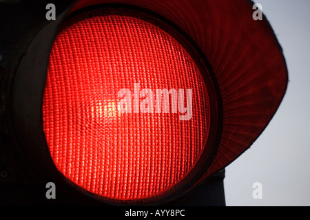 Una luce rossa di stop a semafori provvisori in Shropshire REGNO UNITO Foto Stock