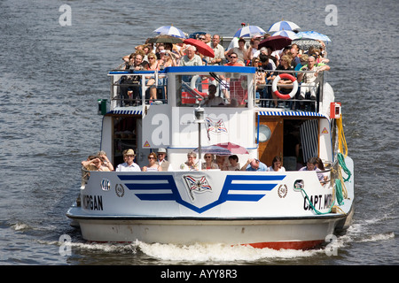 Una barca turistica sul fiume Sprea a Berlino Germania Luglio 2006 Foto Stock
