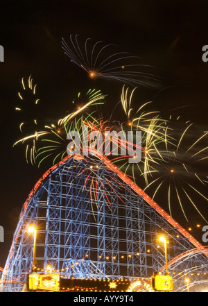 Fuochi d'artificio oltre il Big One roller coaster sulla Pleasure Beach per celebrare la fine della stagione estiva, Blackpool, Regno Unito Foto Stock