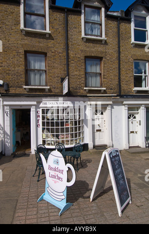 Coffee shop su High Street da Harrow School Harrow sulla collina Middlesex Regno Unito Foto Stock