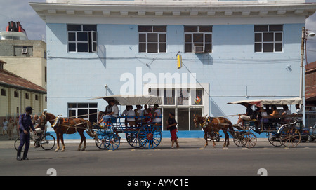 Cavallo e i mezzi di trasporto pubblico a Santiago de Cuba Cuba Caraibi Foto Stock