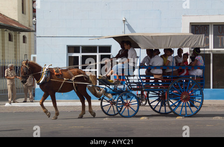 Cavallo e i mezzi di trasporto pubblico a Santiago de Cuba Cuba Caraibi Foto Stock