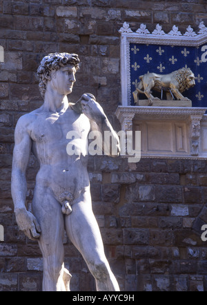 Il David di Michelangelo statua al di fuori del Palazzo Vecchio in Piazza della Signoria Firenze Firenze Toscana Italia Foto Stock